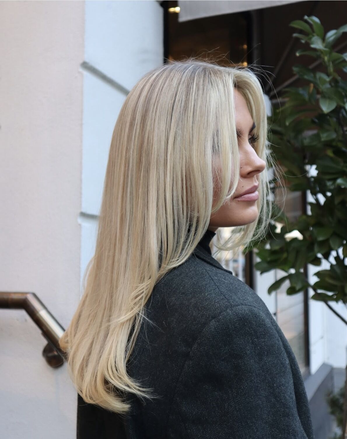 Mid-Back Platinum Blonde Face-Framing Layers Straight Mid-Back Platinum Blonde Face-Framing Layers Straight β Winter Layered Haircuts