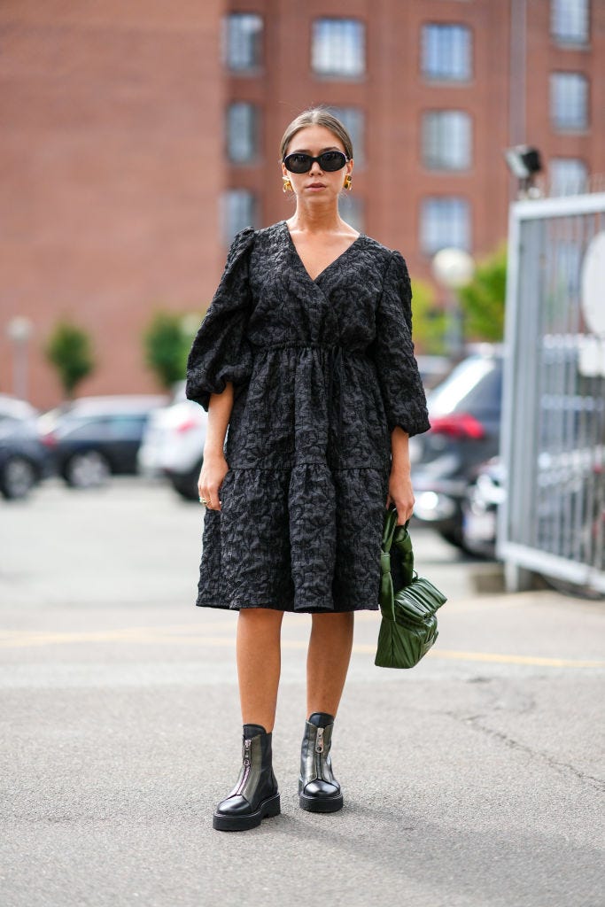 Combat Boots with Puff-Sleeve Dress and Green Handbag Combat Boots with Puff-Sleeve Dress and Green Handbag β Black Boots Outfits