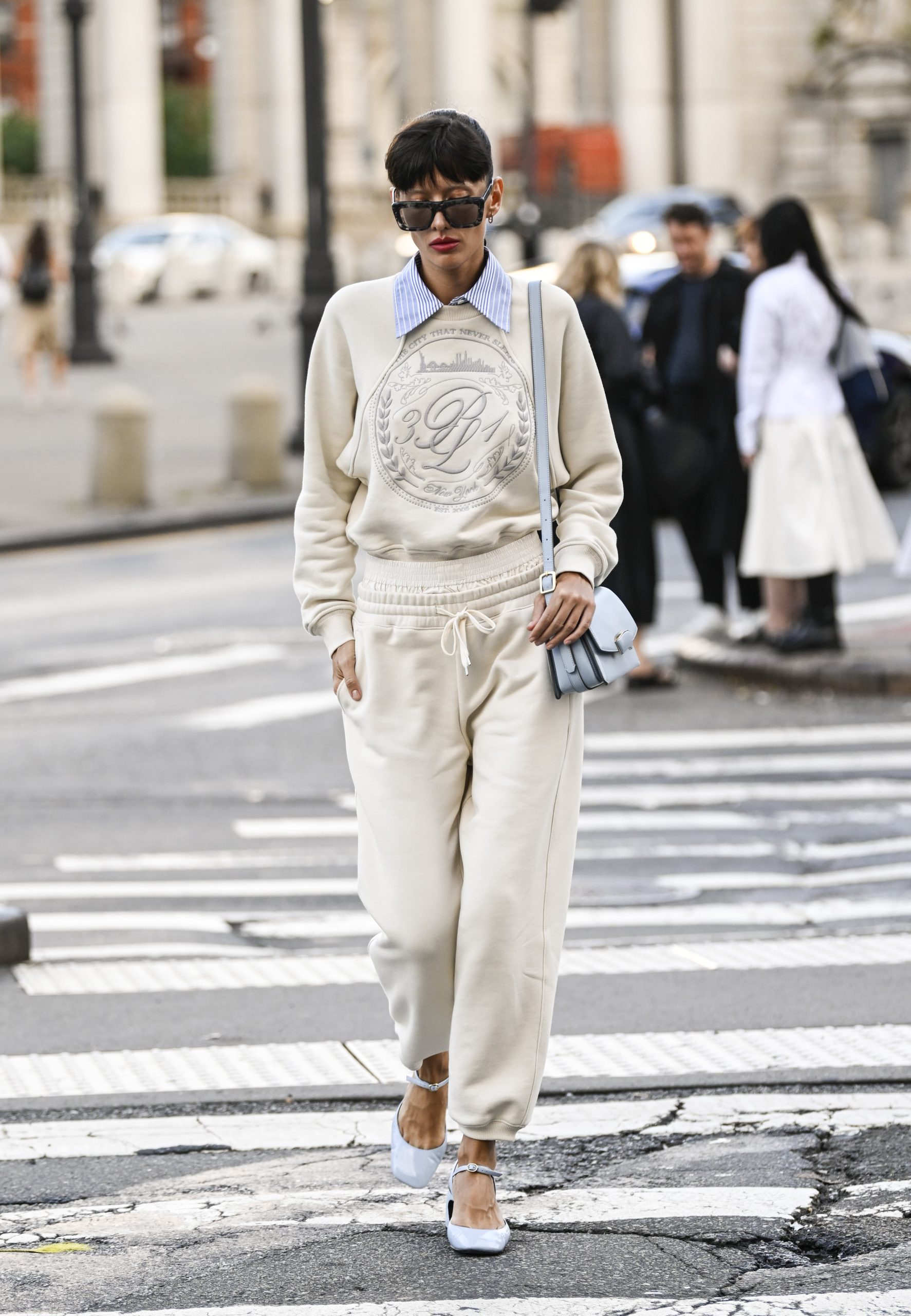 Monochromatic Cream Sweatpants with a Pop of Blue Monochromatic Cream Sweatpants with a Pop of Blue β Sweatpants Outfits