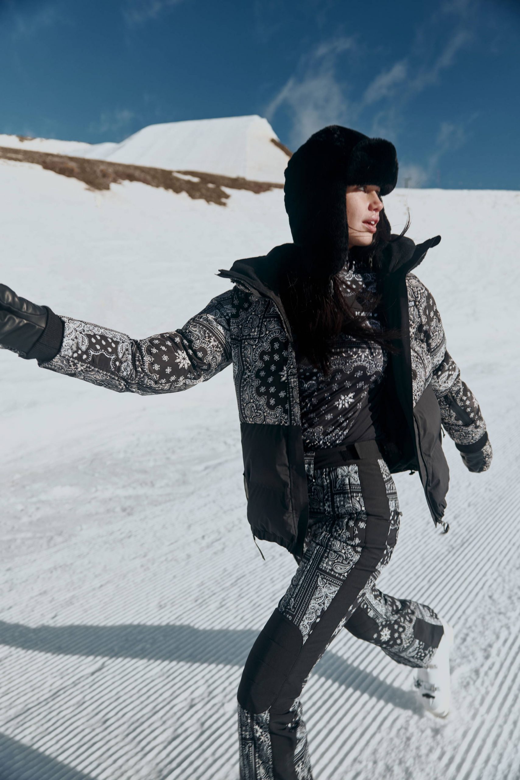 Bandana Print Ski Set with Fur Hat for a Trendy Apres Ski Look Bandana Print Ski Set with Fur Hat for a Trendy Apres Ski Look β Apres Ski Outfits
