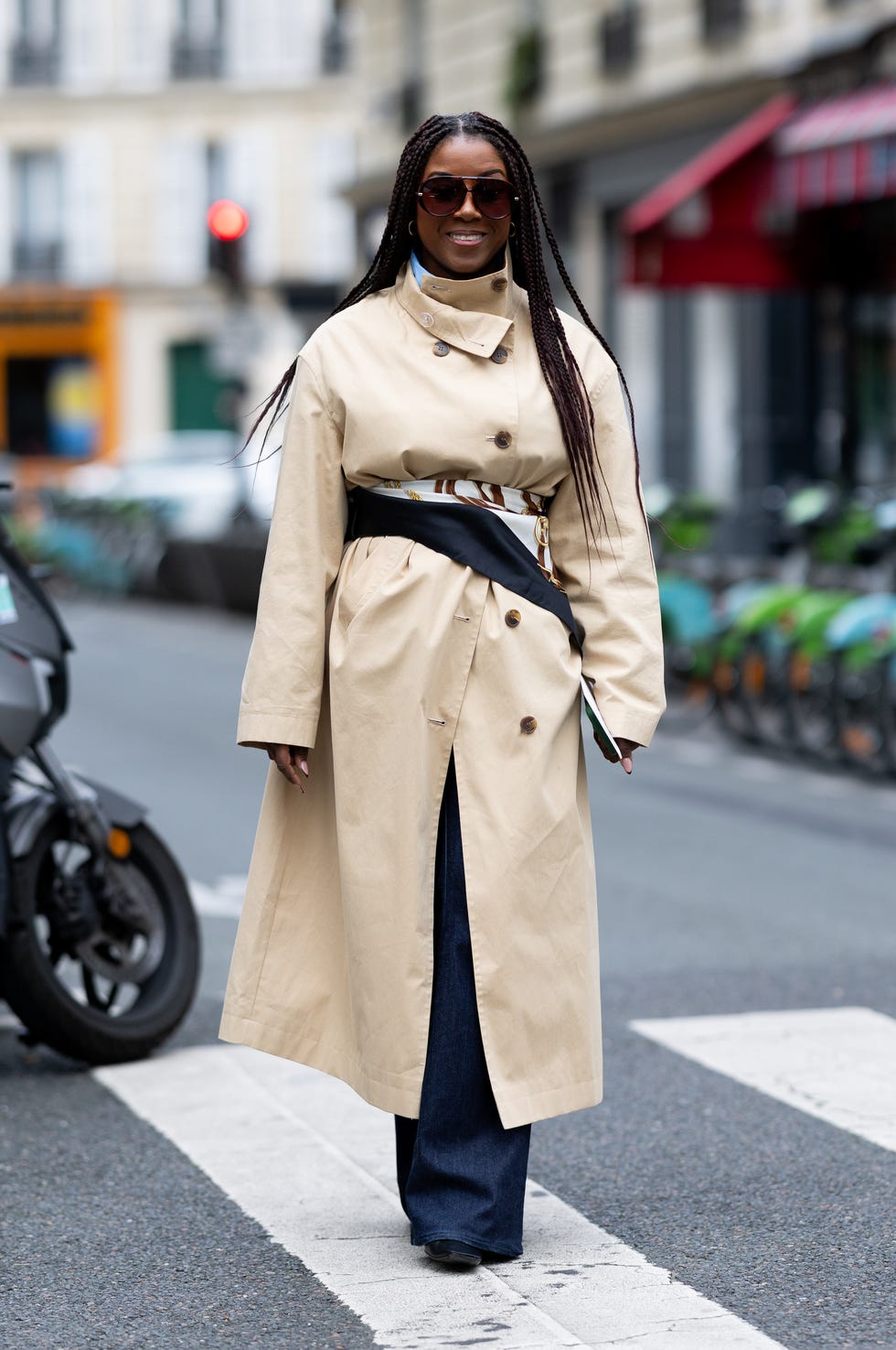 Beige Trench Cinched With Patterned Belt and Wide Jeans Beige Trench Cinched With Patterned Belt and Wide Jeans β Long Coat Outfits