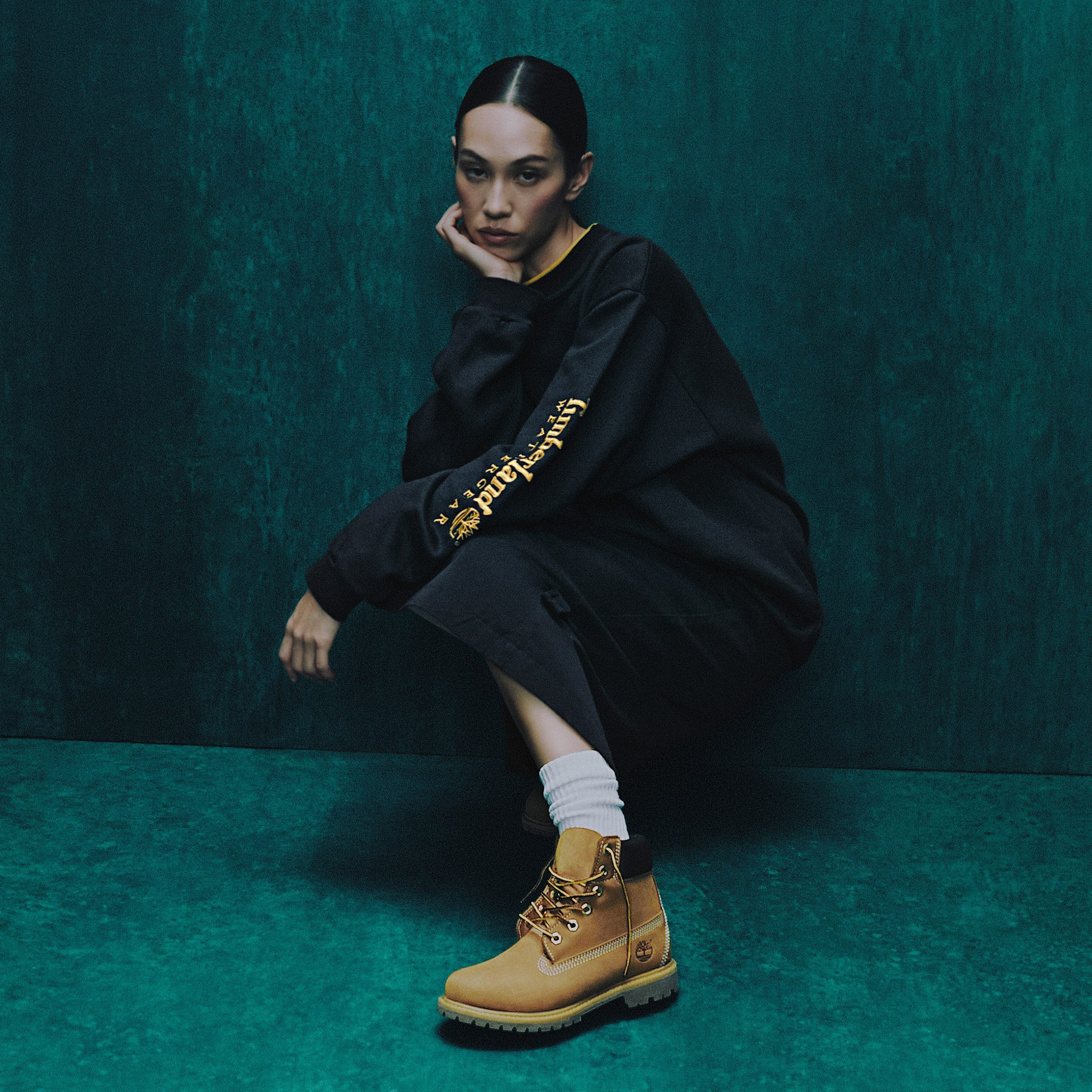 Iconic Branding: Sweatshirt Style with Classic Timberlands — Timberland Boots Outfits