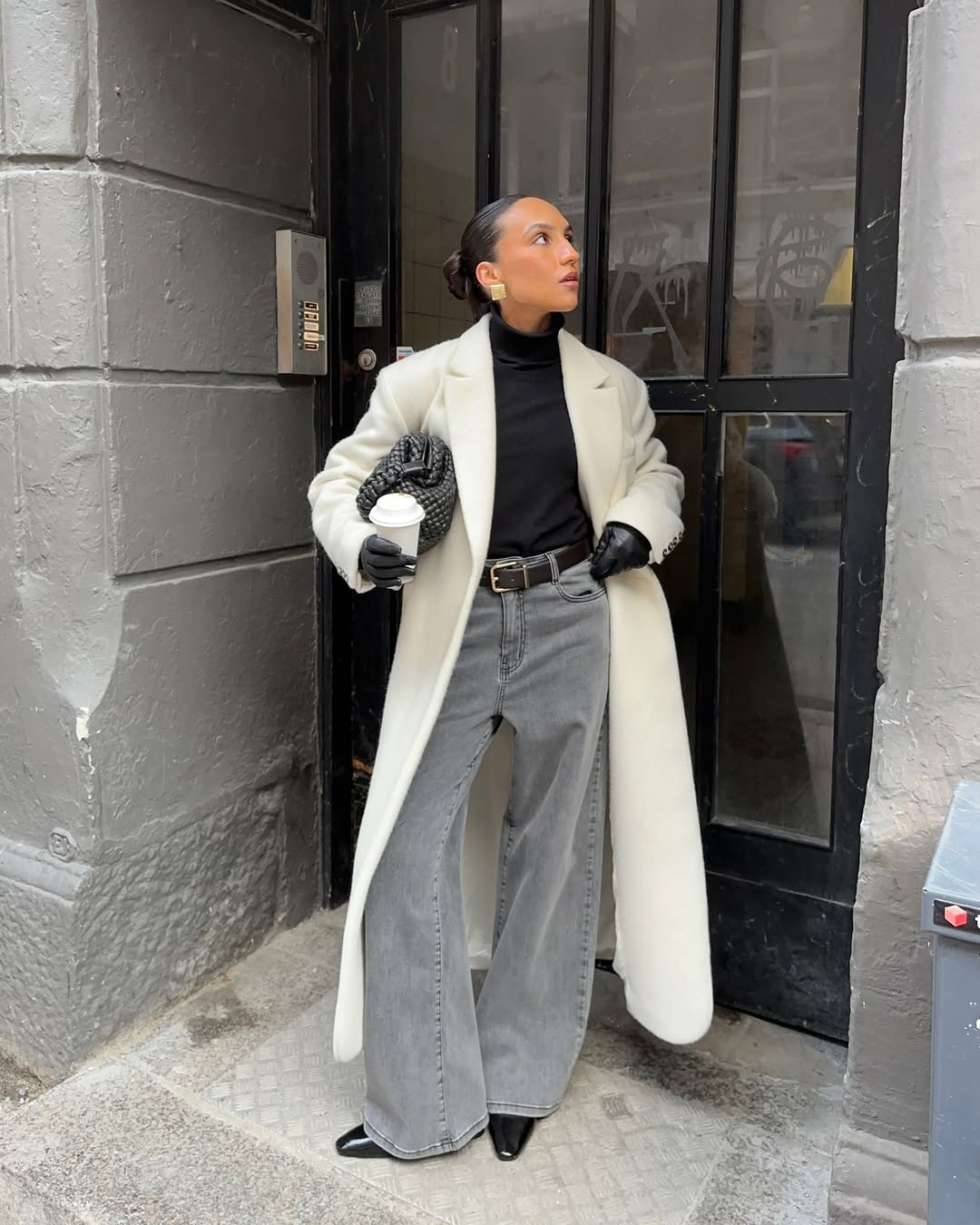 Grey Wide-Leg Jeans with White Coat and Black Turtleneck Grey Wide-Leg Jeans with White Coat and Black Turtleneck β Winter Outfits with Jeans