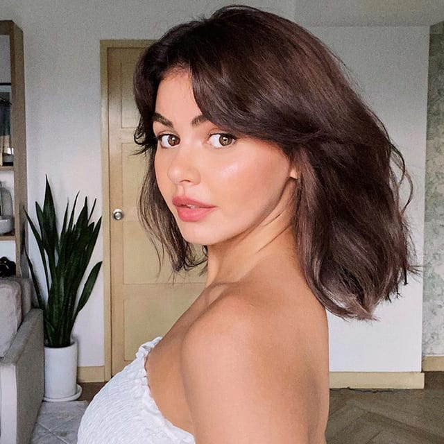 Voluminous Lob with Caramel Dimension Voluminous Lob with Caramel Dimension β Winter Haircuts for Round Faces