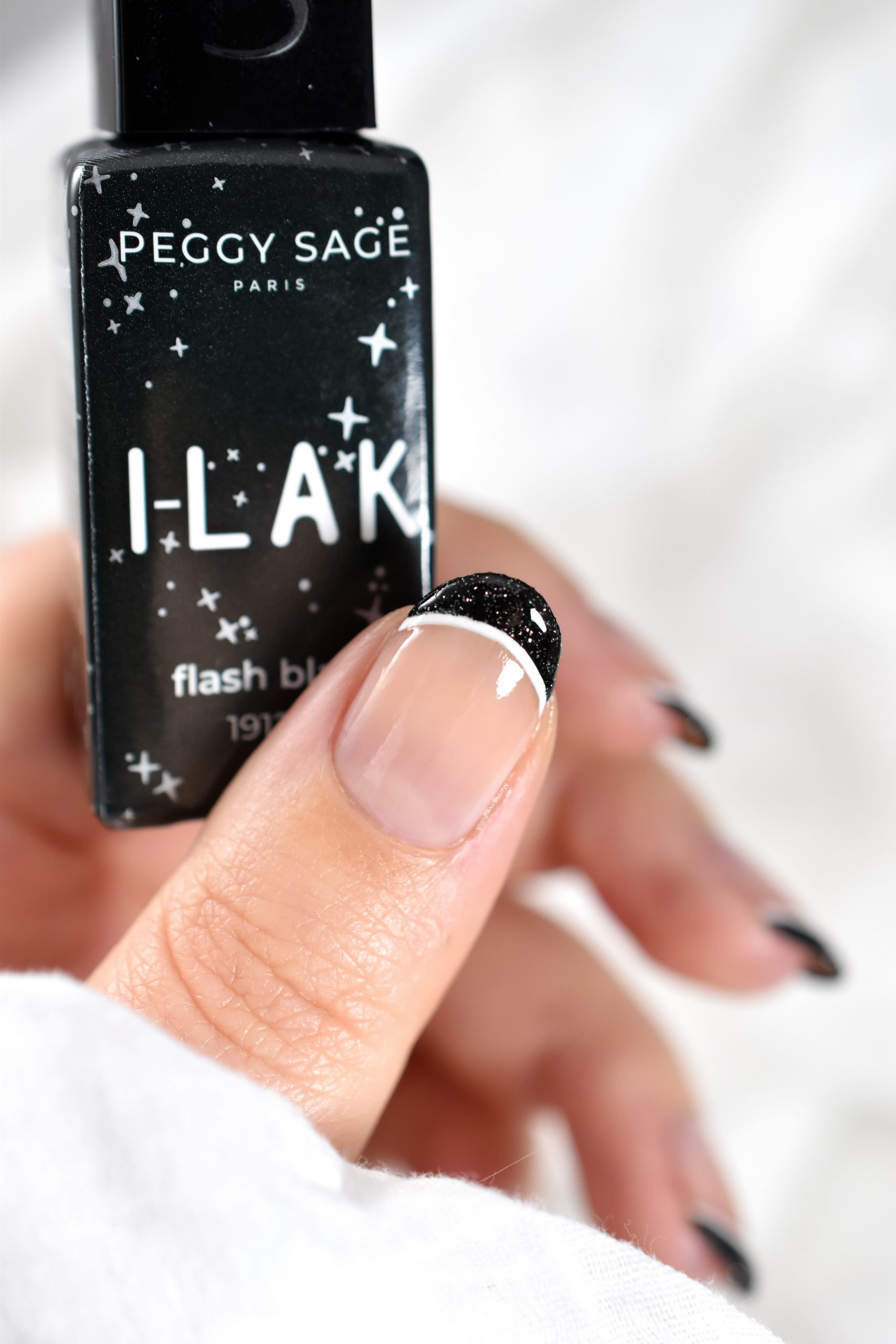 One Hand Close-Up Visual Idea One Hand Close-Up Visual Idea β New Years Nails 2027