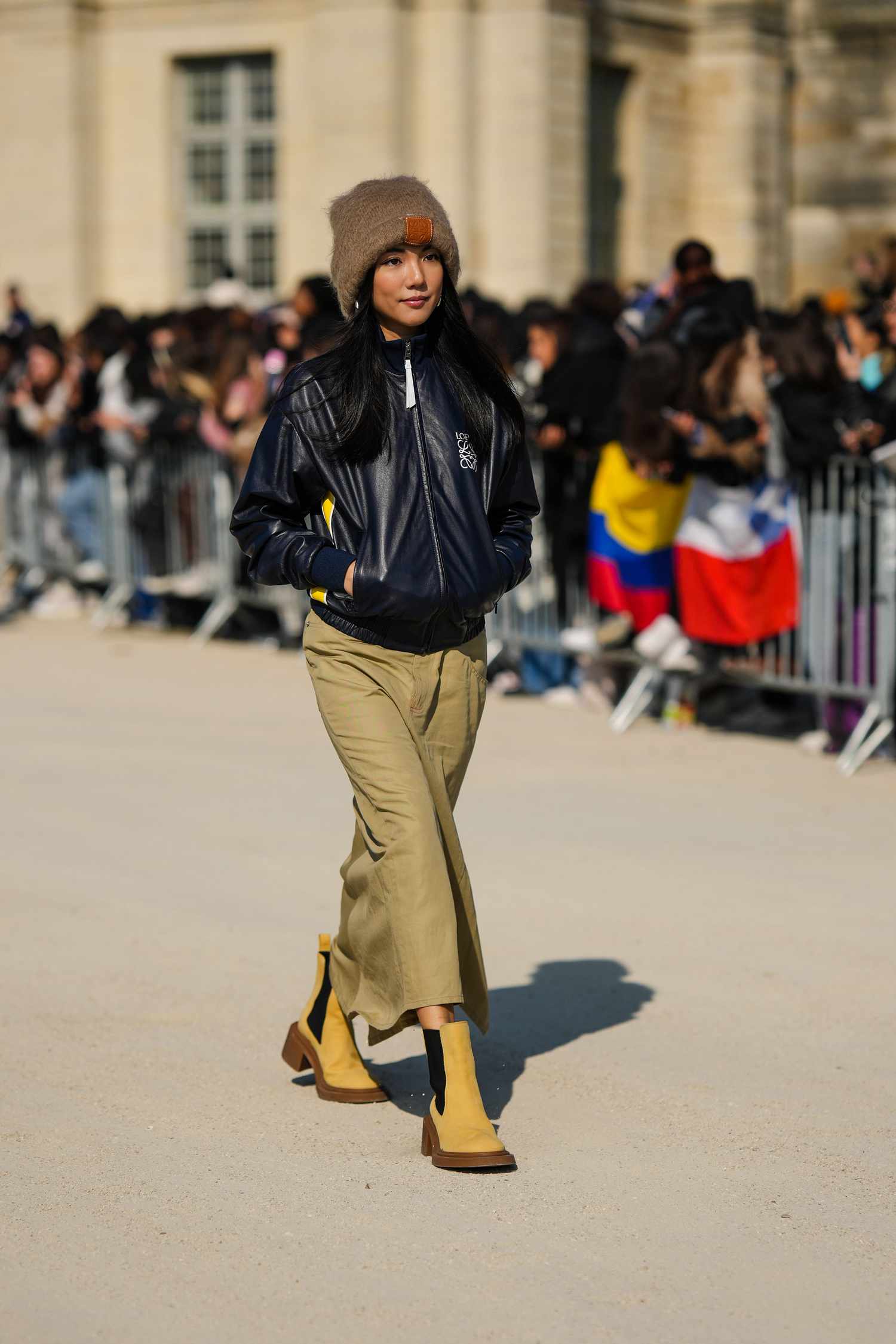 Wide-Leg Jeans and Beige Coat with Brown Boots Wide-Leg Jeans and Beige Coat with Brown Boots β Chelsea Boots Outfits