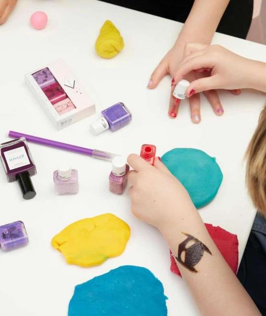 Glitter Glossy Visual Idea — Christmas Nails for Kids 2026