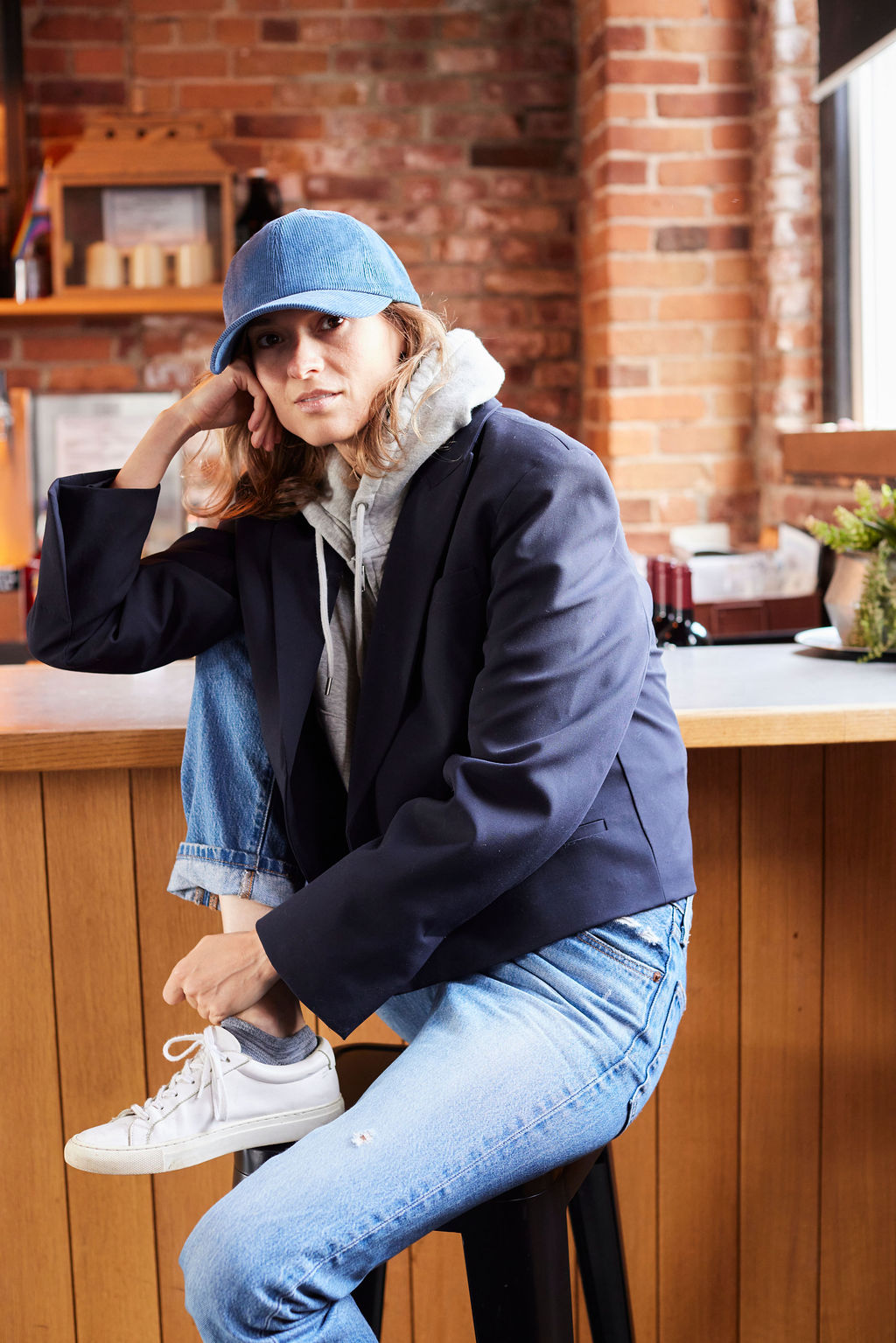Navy Blazer Over Hoodie with Sneakers for a Casual Brunch Navy Blazer Over Hoodie with Sneakers for a Casual Brunch β Winter Brunch Outfits