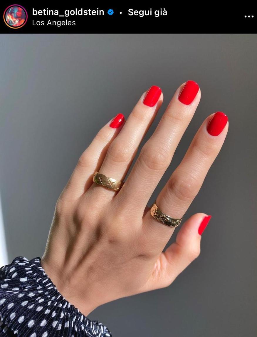 Vibrant Glossy Red Short Oval Nails — Red Christmas Nails 2026
