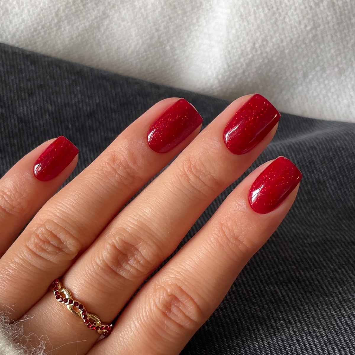 Vibrant Bright Red Glitter Fleck Nails — Short Winter Nails