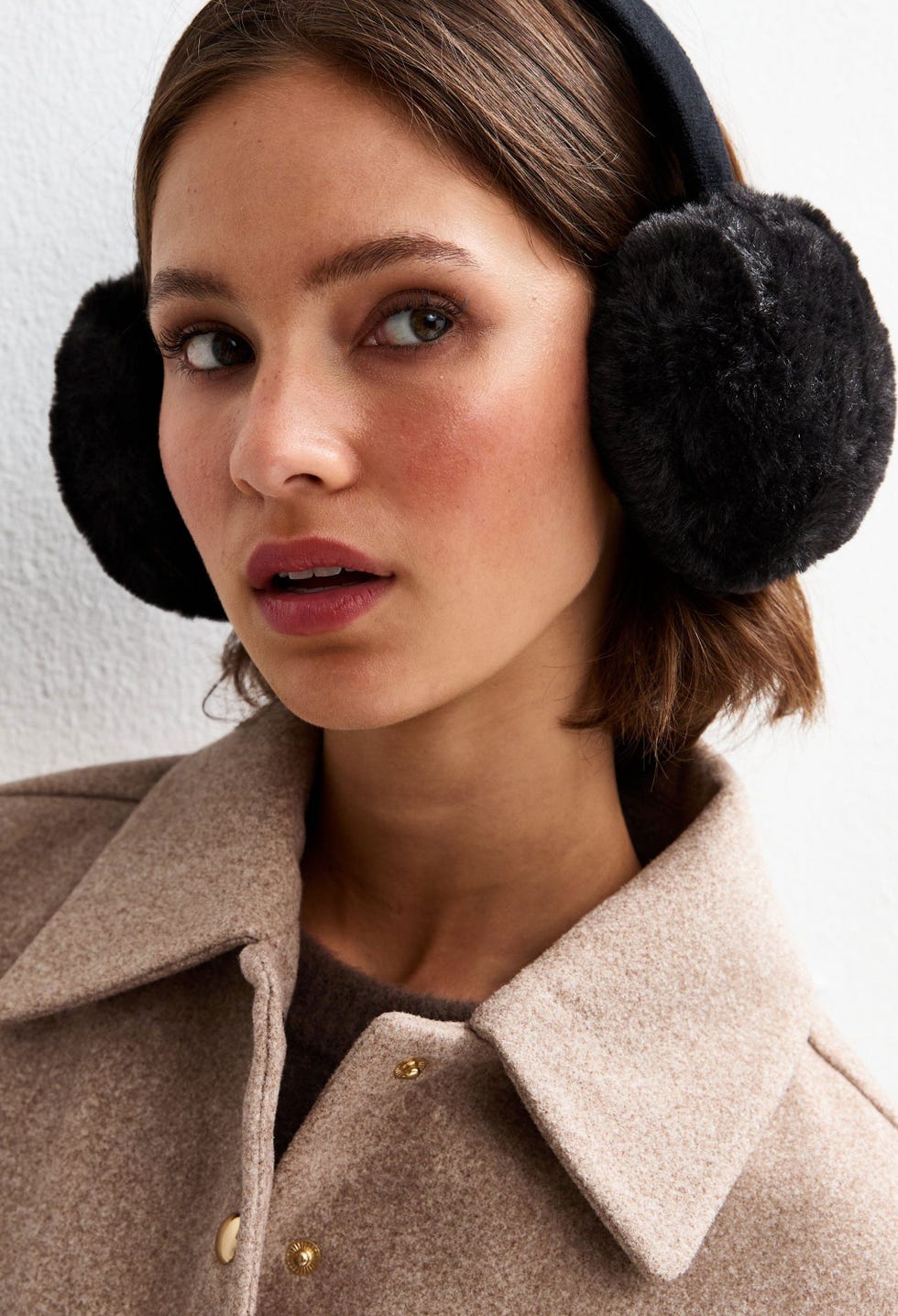 Black Fluffy Earmuffs with a Beige Wool-Blend Coat Black Fluffy Earmuffs with a Beige Wool-Blend Coat β Earmuffs Outfits