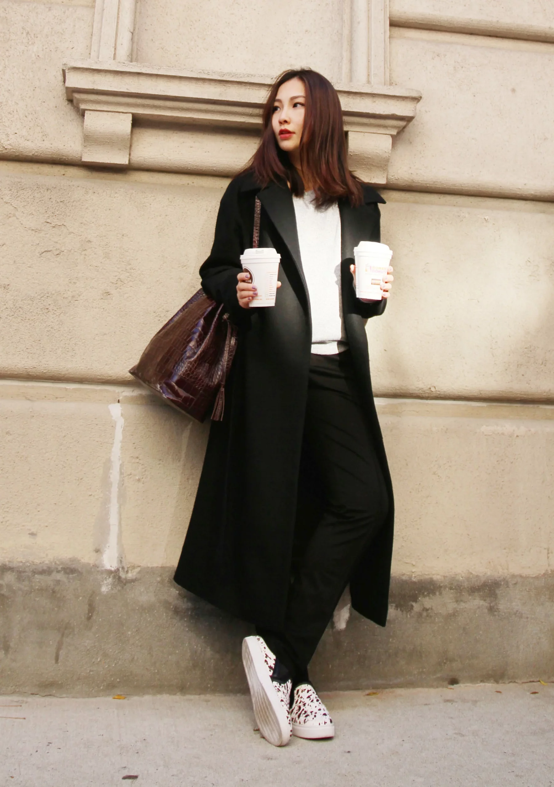 Minimalist Black Long Coat With Leopard Sneakers Minimalist Black Long Coat With Leopard Sneakers β Long Coat Outfits