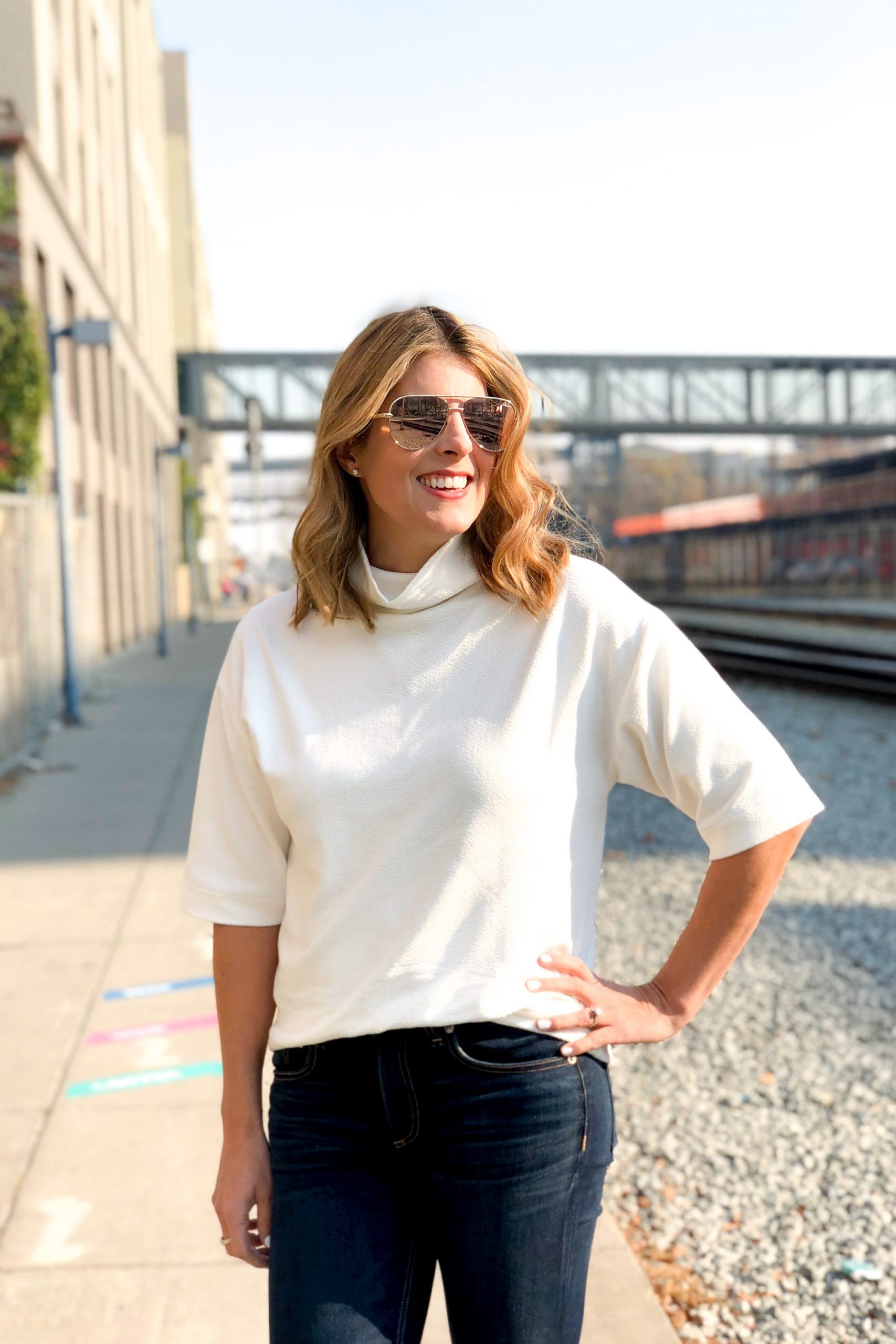 White Textured Short-Sleeve Turtleneck with Dark Wash Jeans White Textured Short-Sleeve Turtleneck with Dark Wash Jeans β Turtleneck Outfits