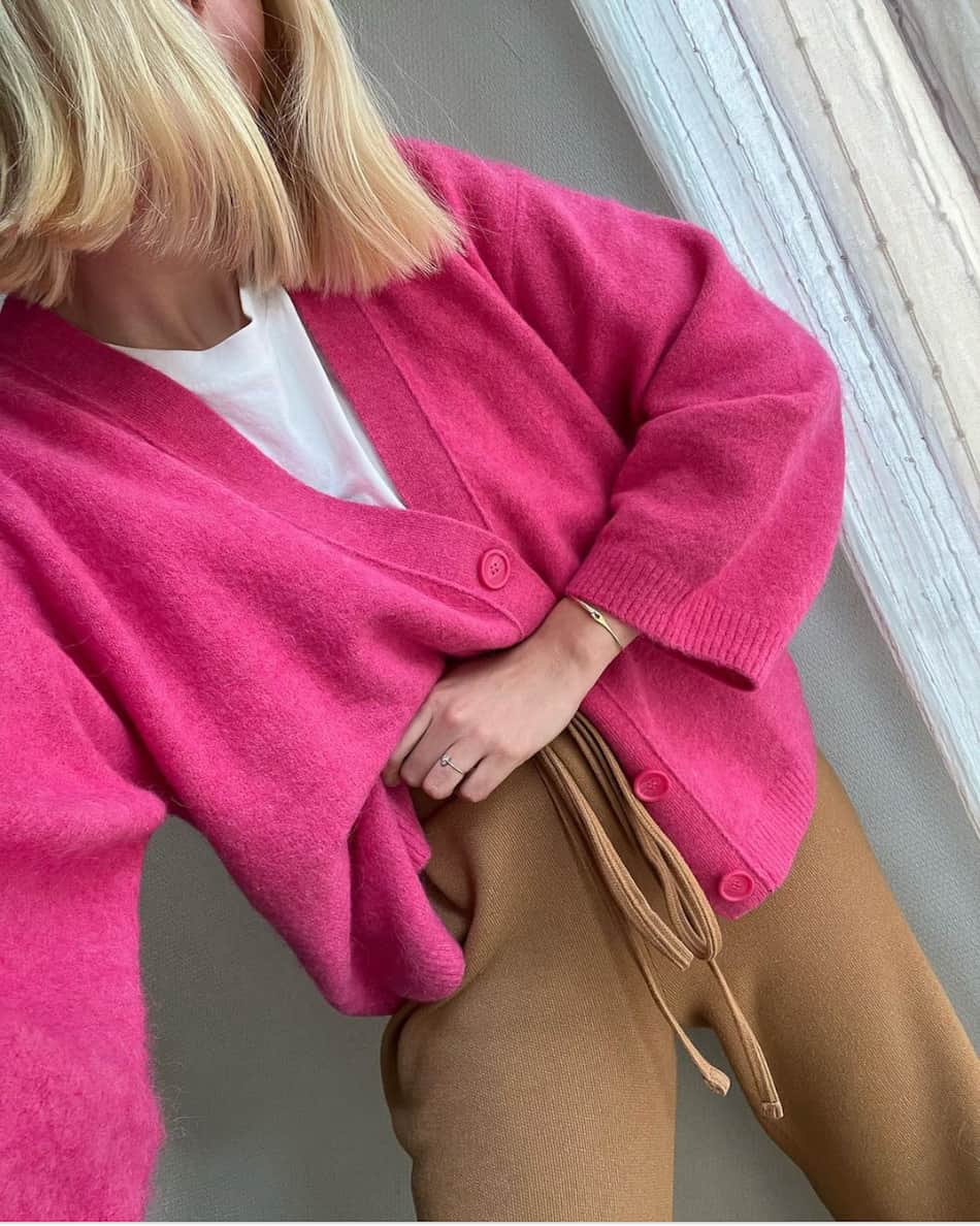Pink Fuzzy Cardigan Layered Over a White T-Shirt Pink Fuzzy Cardigan Layered Over a White T-Shirt β Sweater Outfits
