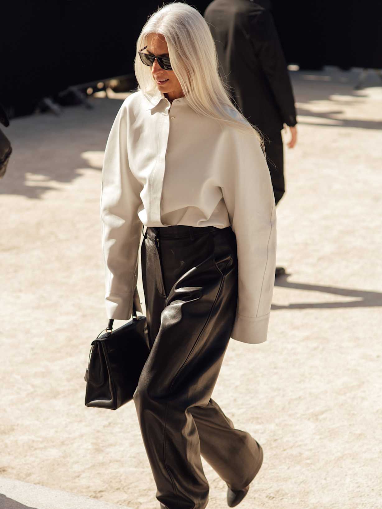 Minimalist Chic: Oversized Shirt with Leather Trousers Minimalist Chic: Oversized Shirt with Leather Trousers β Scandinavian Winter Outfits