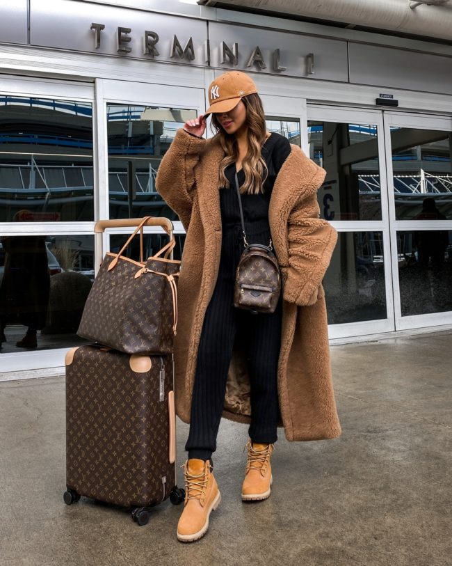 Oversized Teddy Coat with Jumpsuit and Work Boots for Casual Travel Oversized Teddy Coat with Jumpsuit and Work Boots for Casual Travel β Winter Airport Outfits