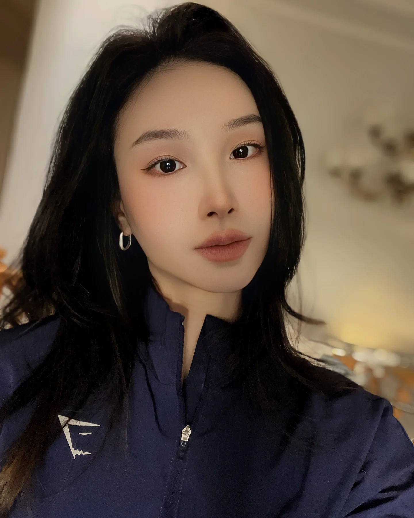 Smooth dark hair with deep side part and curved ends