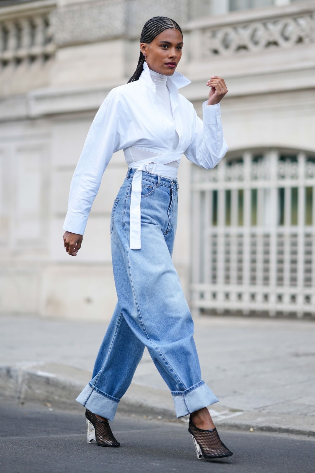Mesh Block Heels Avant-Garde Shirt Styling with Cuffed Hems Mesh Block Heels Avant-Garde Shirt Styling with Cuffed Hems β barrel leg jeans outfits