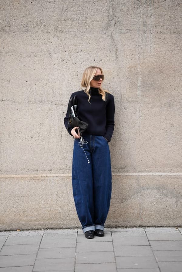 Effortless Monochrome with a Navy Turtleneck Effortless Monochrome with a Navy Turtleneck β barrel leg jeans outfits