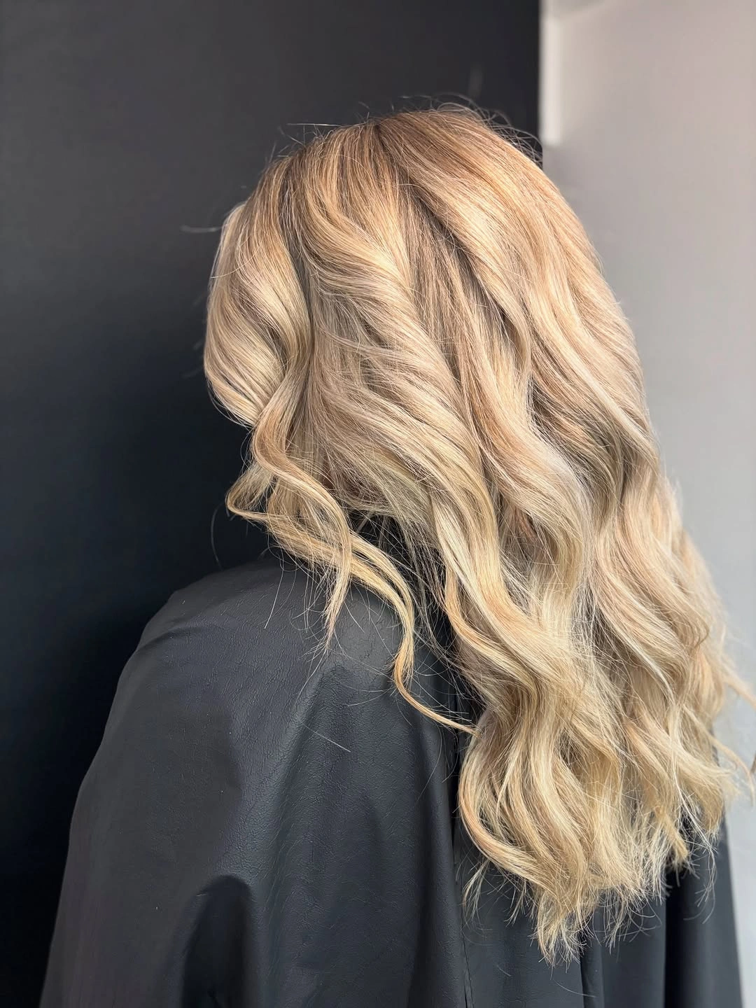 Wavy champagne blonde hair with beige roots and pale blonde ends
