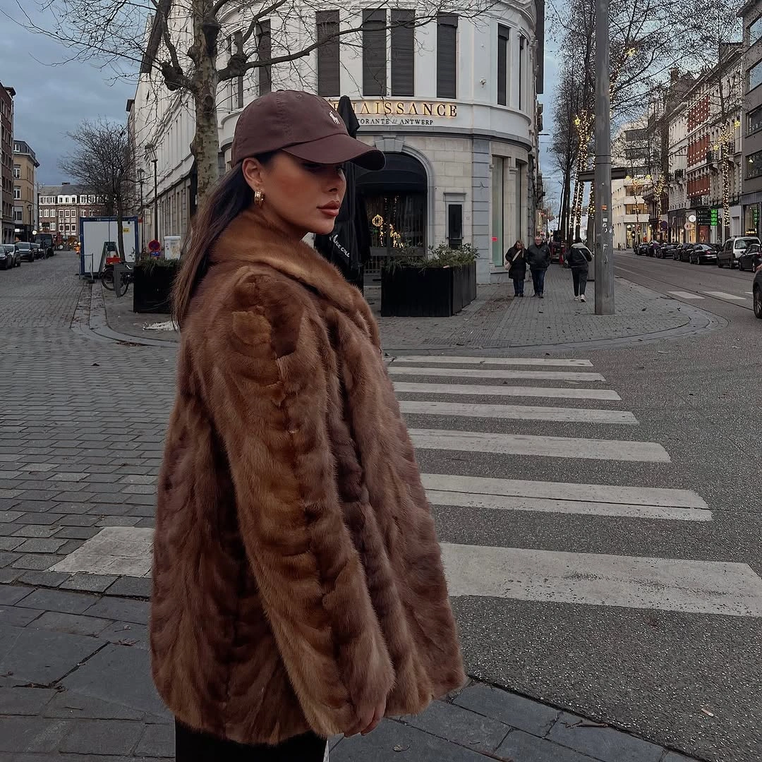Oversized brown textured coat with brown baseball cap