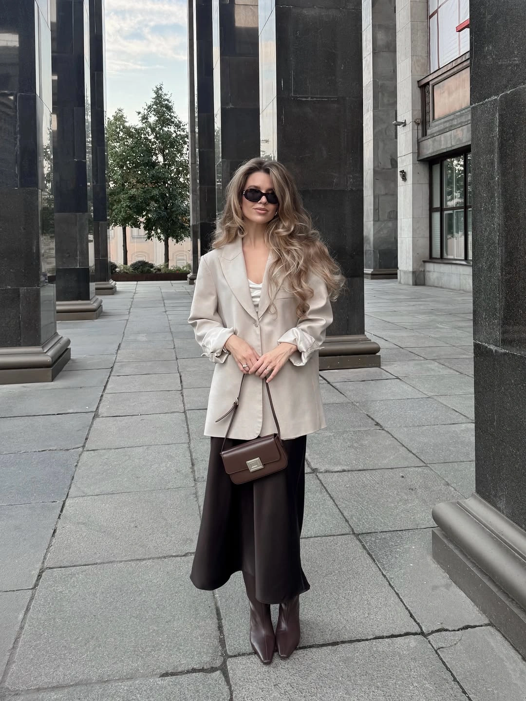 Light oversized blazer with long dark brown lower silhouette and boots