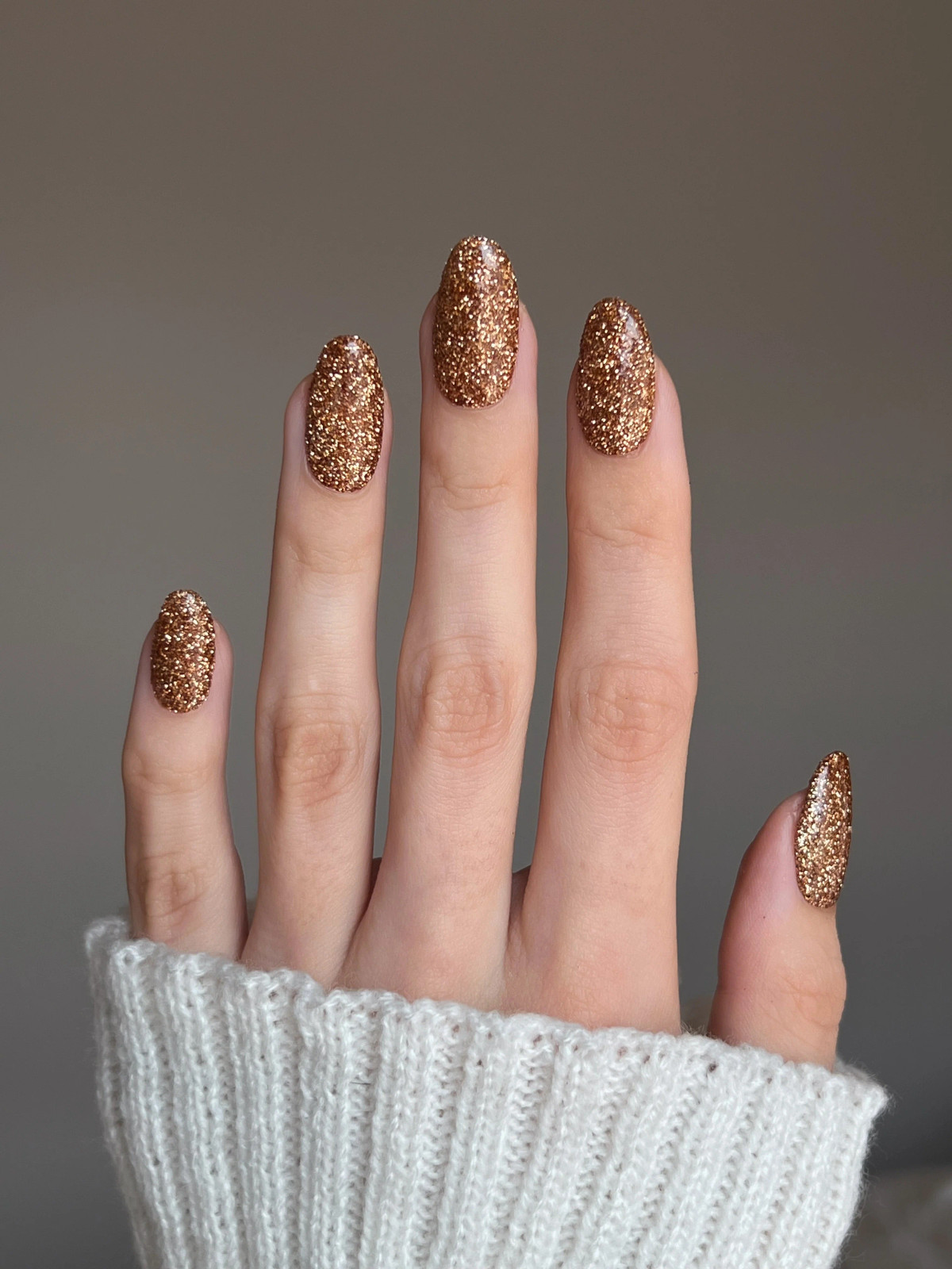 Warm Champagne Gold Full Glitter Medium Oval — Winter Champagne Nails