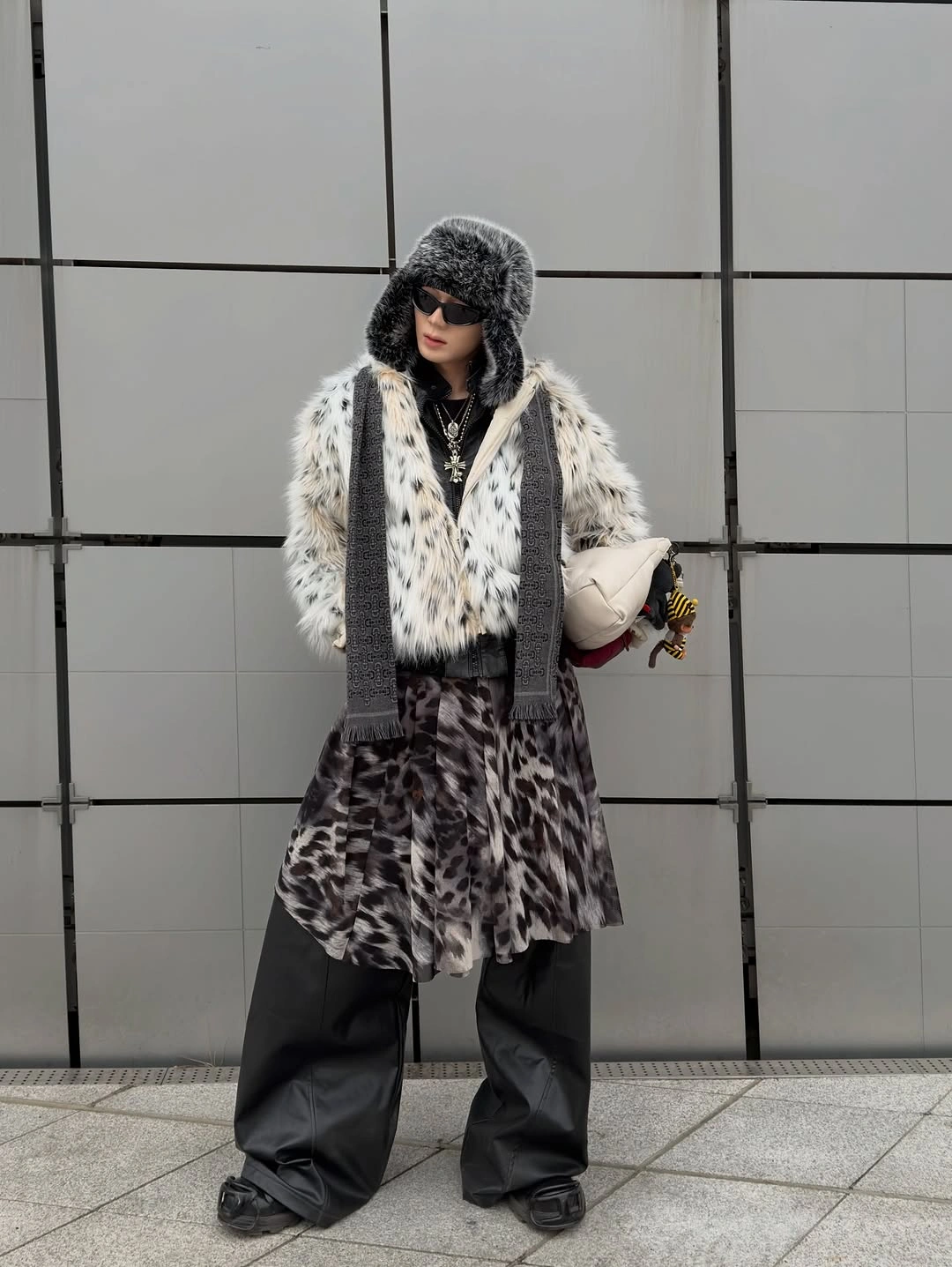 Spotted fuzzy jacket, animal patterned hip layer, wide black trousers and hat