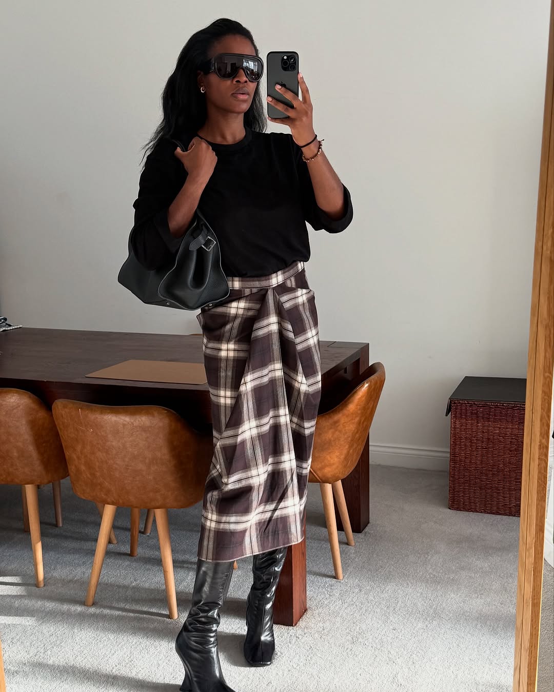 Pointed-Toe Black Boots Casual Plaid Wrap Skirt with T-Shirt and Oversized Coat Pointed-Toe Black Boots Casual Plaid Wrap Skirt with T-Shirt and Oversized Coat β plaid skirt outfits