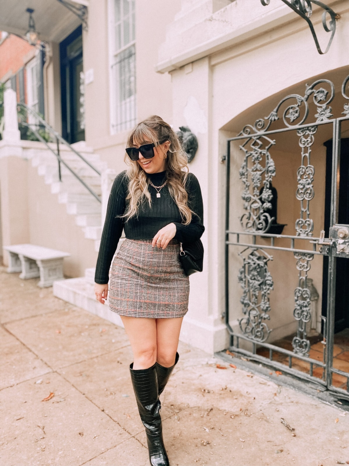 Casual Plaid Mini Skirt with Cropped Sweatshirt and Sneakers Casual Plaid Mini Skirt with Cropped Sweatshirt and Sneakers β plaid skirt outfits