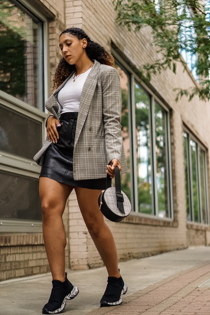 Modern Plaid Blazer with Faux Leather Mini Skirt and Sneakers Modern Plaid Blazer with Faux Leather Mini Skirt and Sneakers β plaid skirt outfits