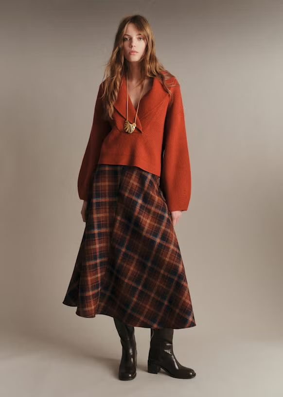 Chic Plaid Maxi Skirt with Bright Sweater and Knee-High Boots Chic Plaid Maxi Skirt with Bright Sweater and Knee-High Boots β plaid skirt outfits