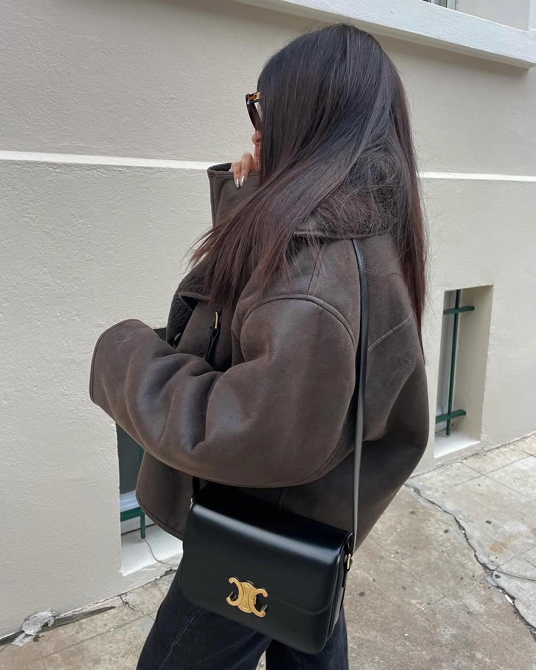 Oversized brown leather-look jacket with black shoulder bag